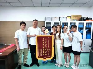 锦旗寄深情 感恩暖人心
